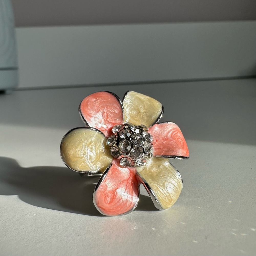FREE w/ Purchase 🎁 Flower Statement Cocktail Ring in Peach & Cream